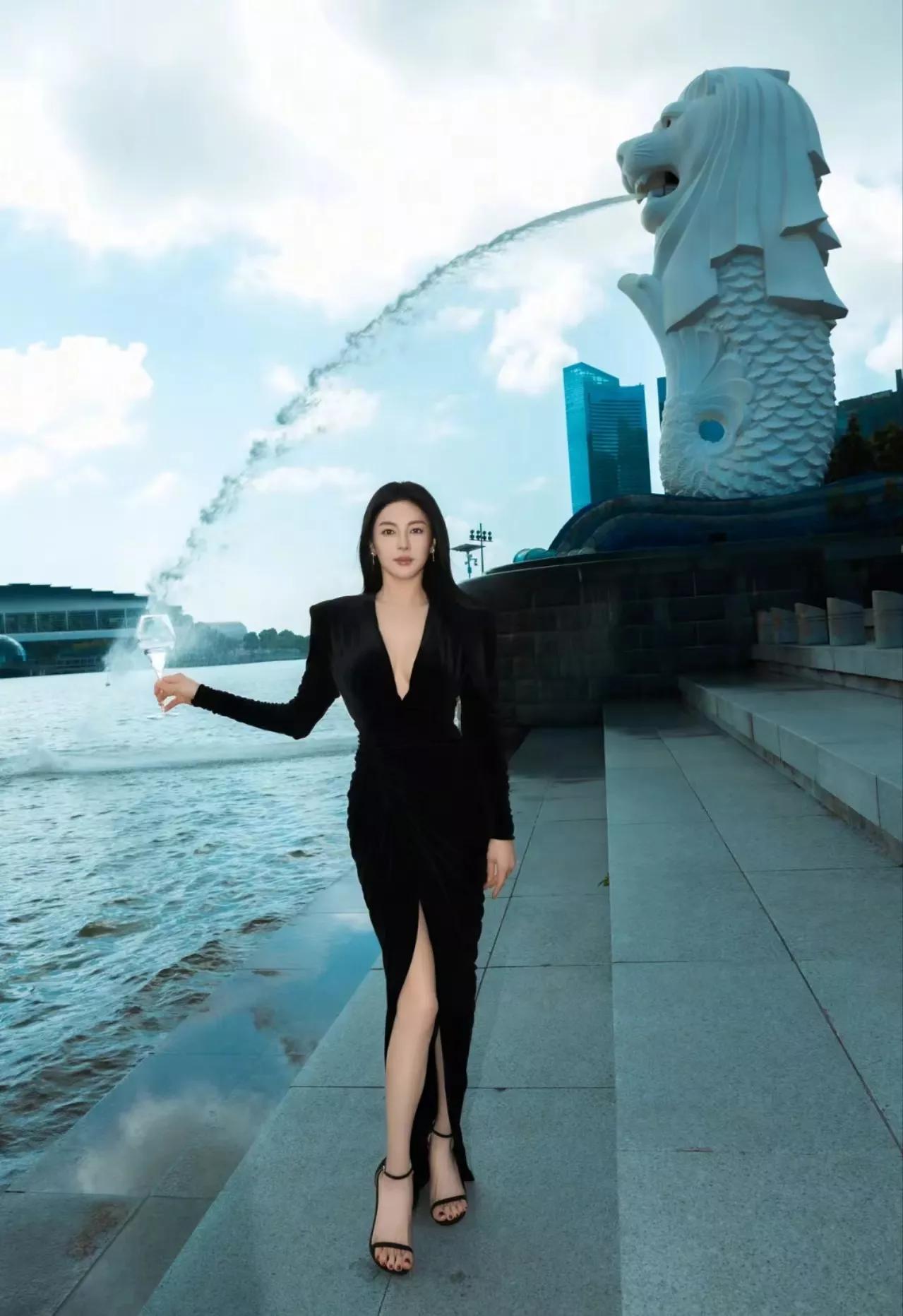 这水能喝吗？张雨绮太调皮了！

张雨绮社交平台分享动态，右手拿着一个酒杯，杯口正