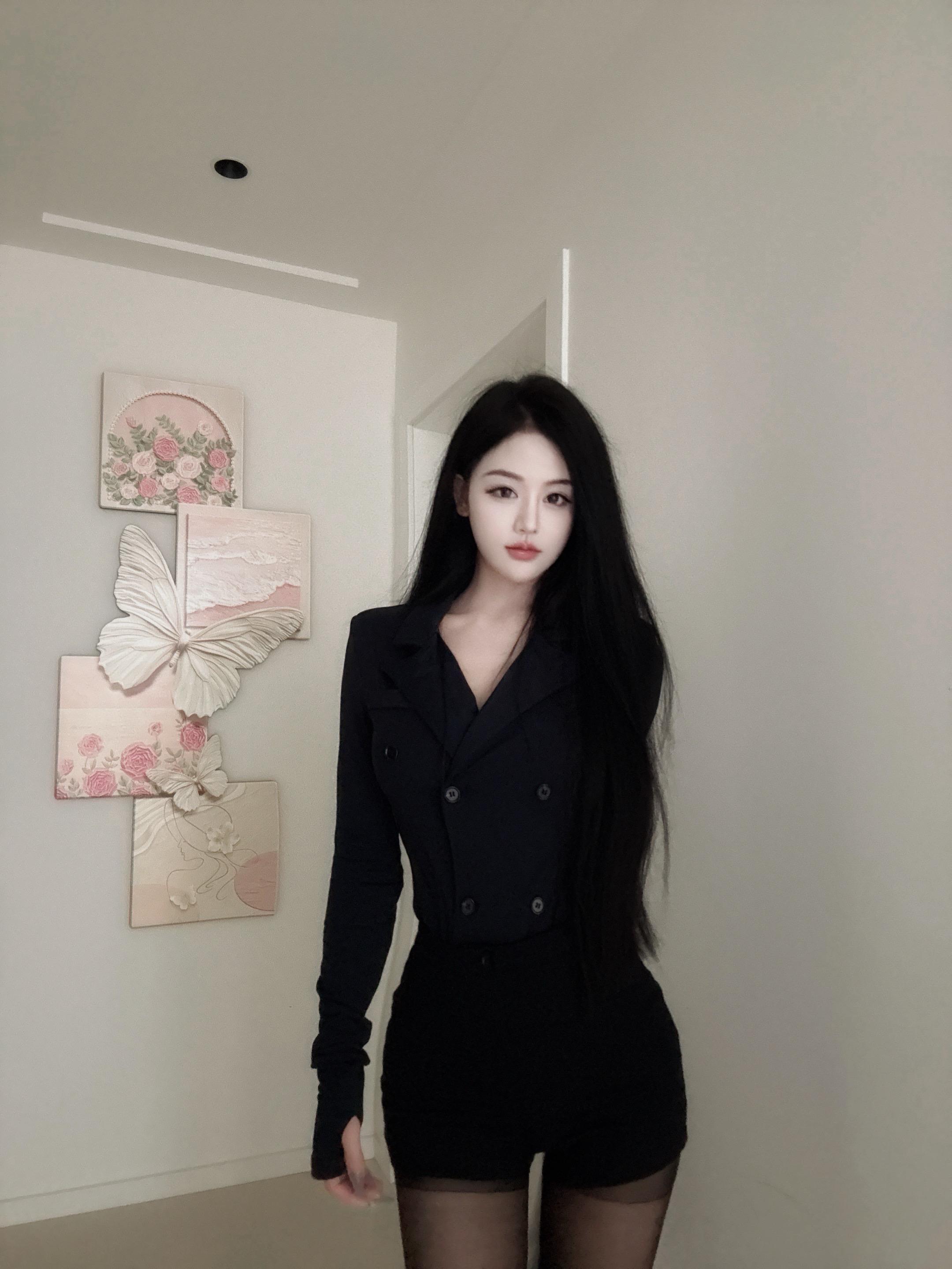 赵露思新歌whatever中文版 黑色