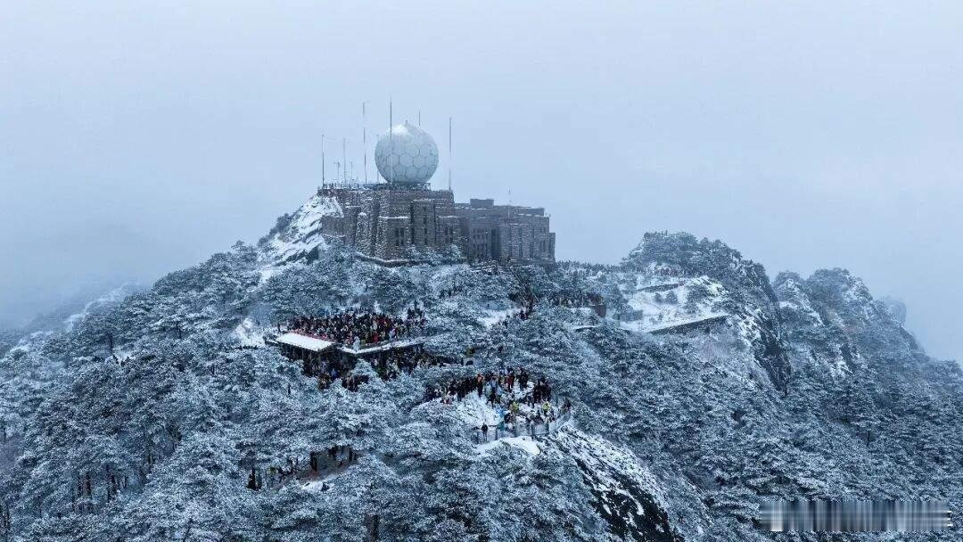 新年初雪带动黄山雪山人海盛况 四十年一遇的黄山美景，真羡慕元旦去过黄山游玩的朋友