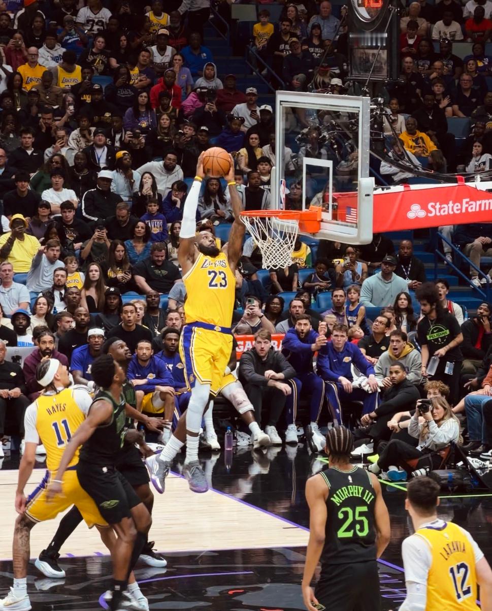 41岁，还能有这样的纵跳爆发和弹速，确实让人叹为观止。老将就是这样，如同一盏时明