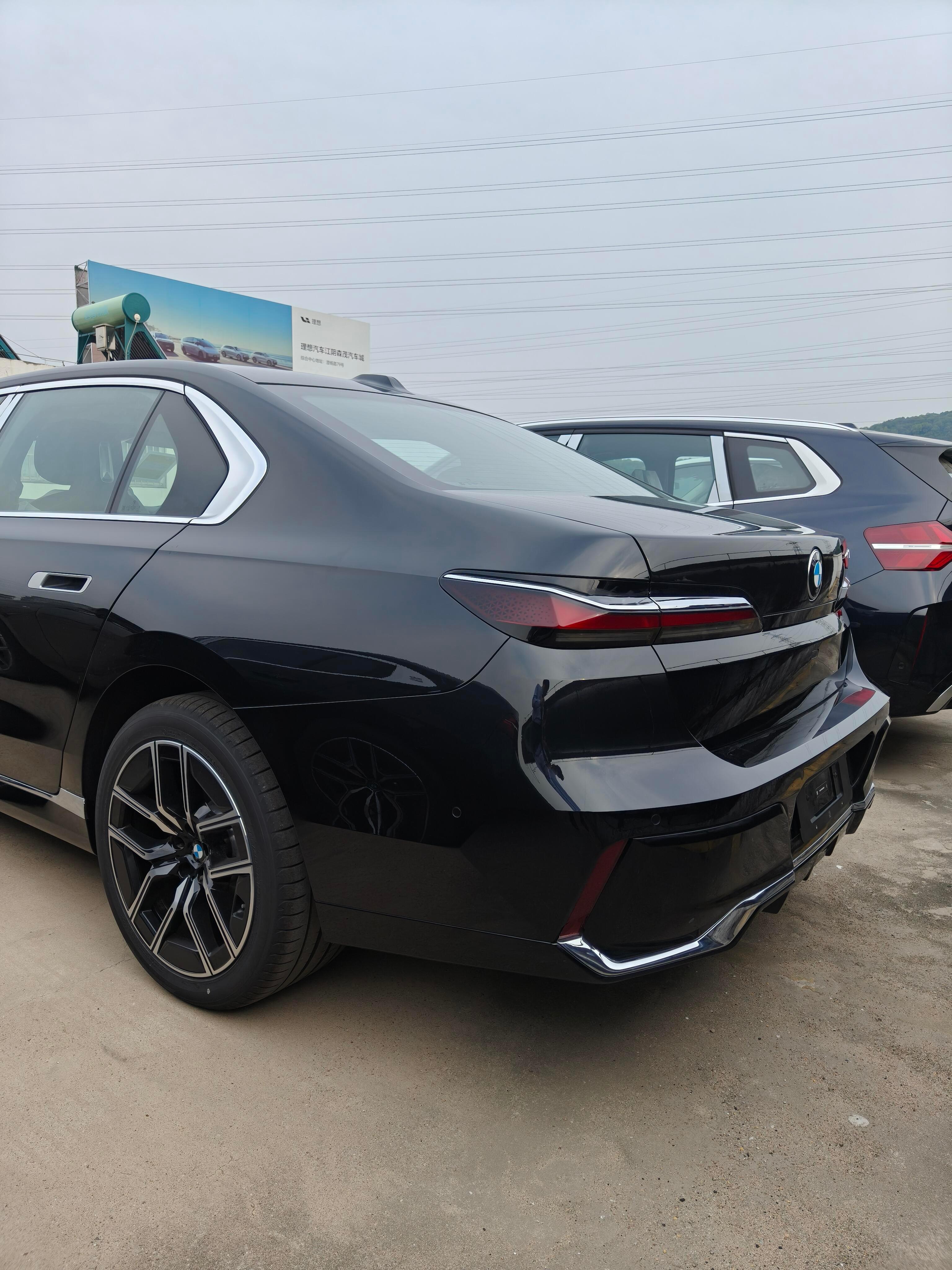 库存 宝马 735Li 运动套装 炭黑/摩卡官方指导价91.9万全款优惠41个点