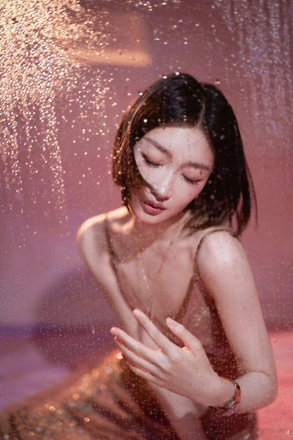 周冬雨粉裙短发 北影节全球推广人这个 title在这姐身上，谁看了不感叹一句实至