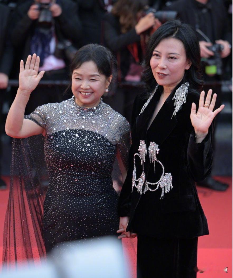 苏敏阿姨现身戛纳红毯，这状态，谁能和婚姻不幸的退休老太太联系在一起啊。
因为一部
