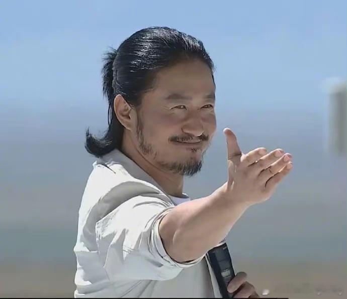 吴京最新活动近照，造型变化大差点认不出来！7月20日，网上晒出一组吴京参加活动的