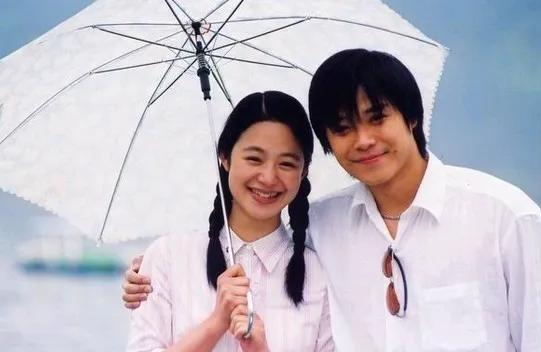姜一文妻子周韵年轻时笑得挺可爱的，和她合影的陈思诚小鲜肉一枚，这样看他还蛮帅的，