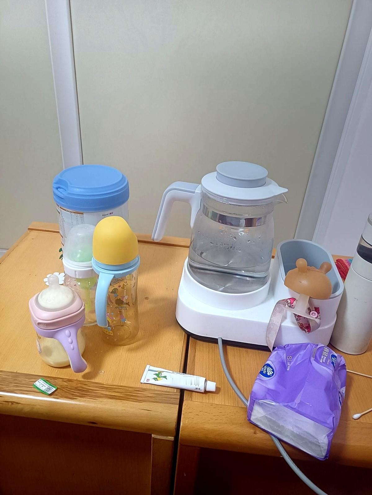 刚才看到儿媳妇把小宝宝的奶粉，奶瓶和烧水壶都拿到了我的床头柜上。
她就回了趟娘家