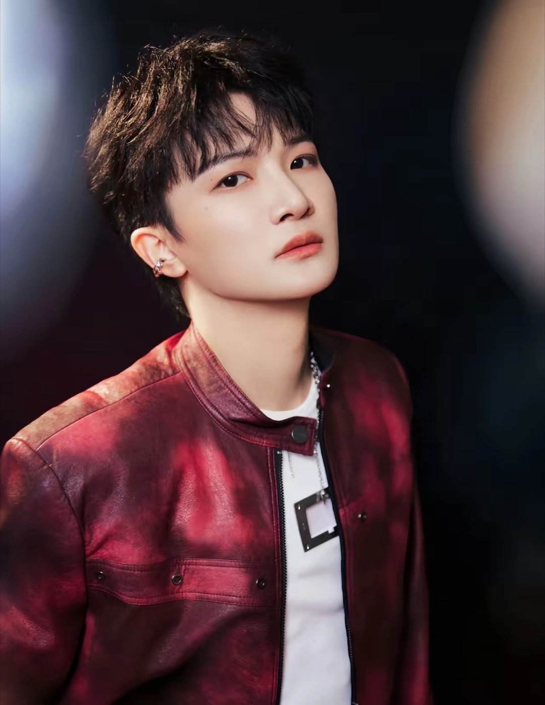 不管你喜不喜欢周深，都必须得承认，在如今娱乐圈里，他绝对是男歌手中当之无愧的中流