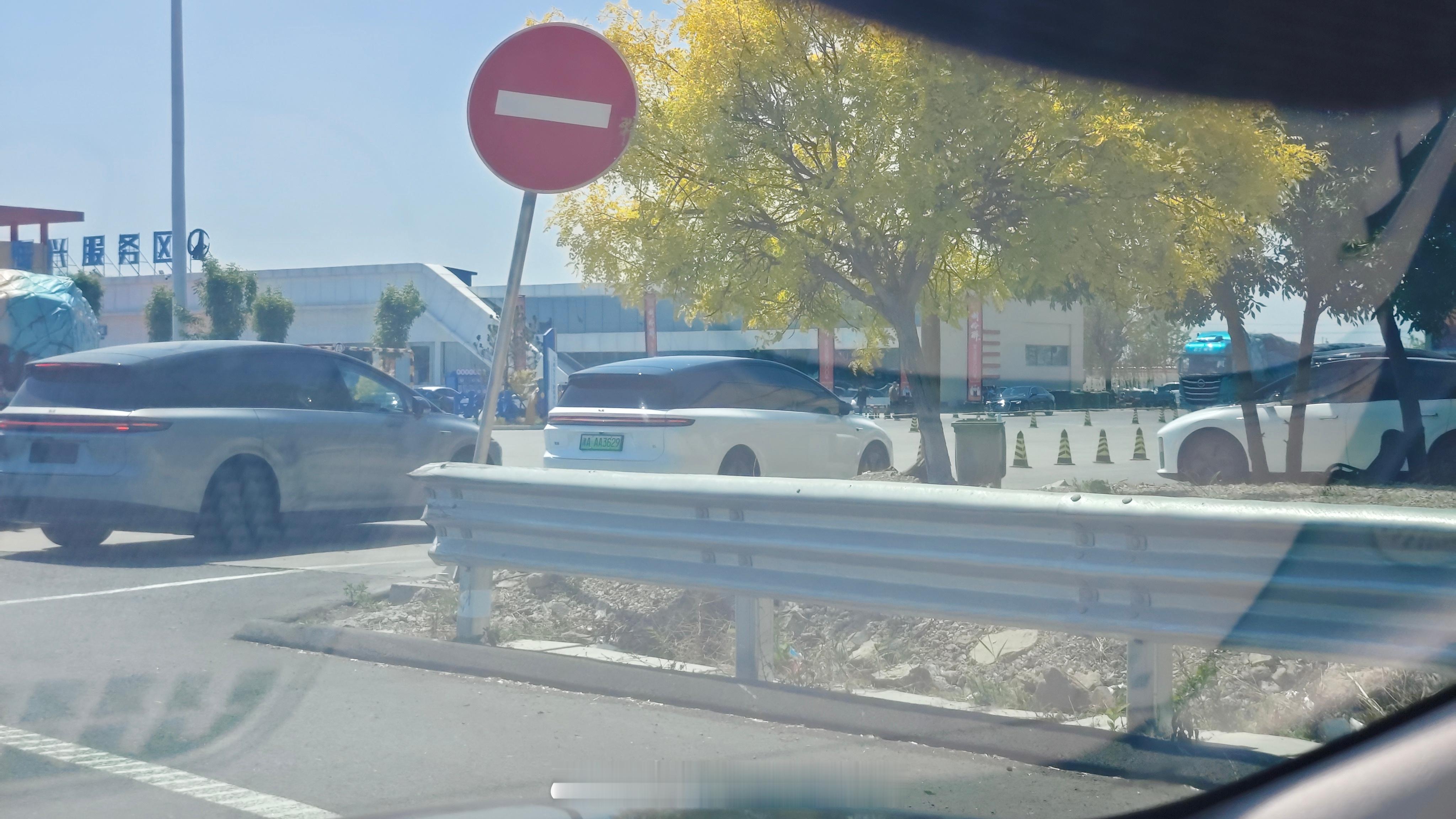 小长假充电排队预警！理想的5C都开始排队了！其他的国网桩已经排了老长了.... 