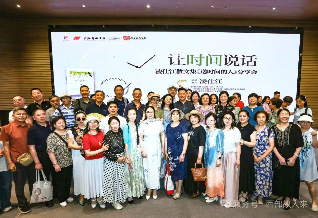 老头老太太天天忙着去公园玩，忙着去超市抢打折商品。


老头老太太坐公交不花钱，