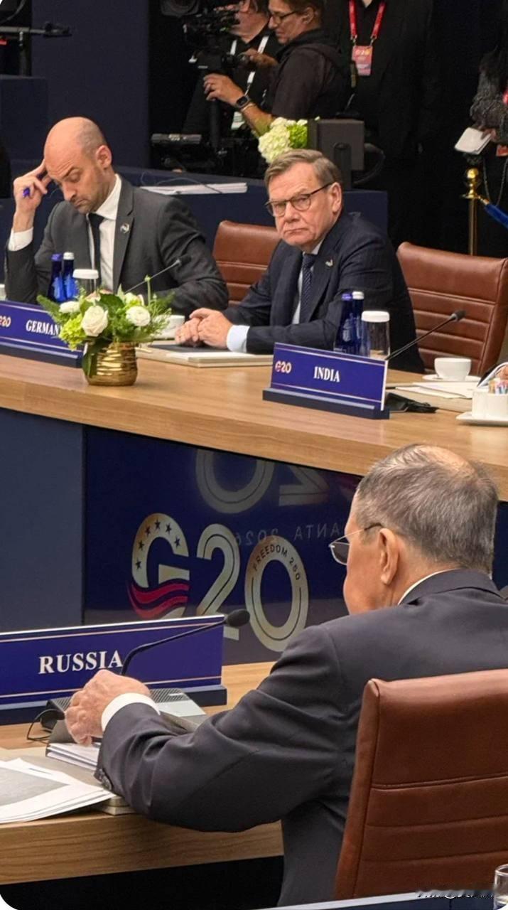 德国外长拒与拉夫罗夫合影，扎哈罗娃再批德国外长“360度大转弯”

10月30日