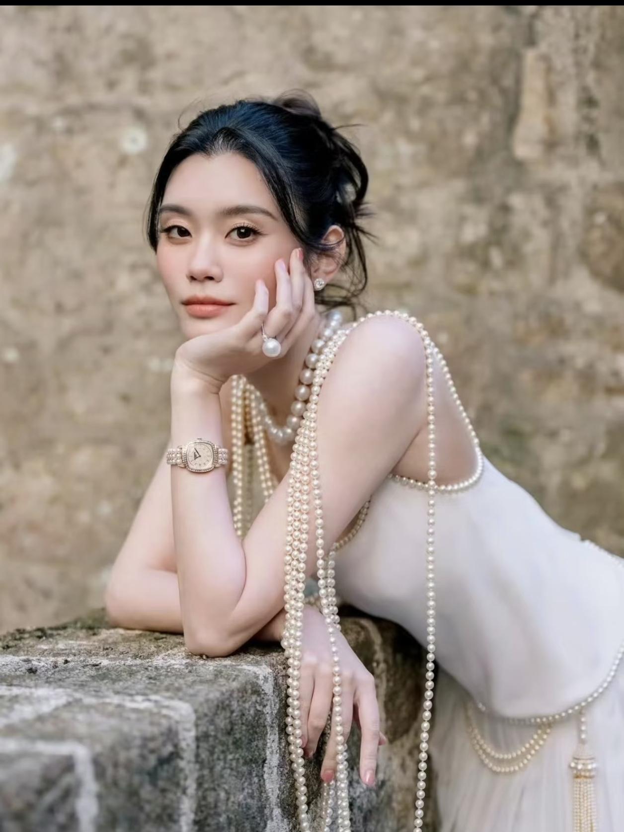 看了奚梦瑶拍的婚纱照，
总觉得哪里不对劲，

不是婚纱太素了，而是我才发现原来是