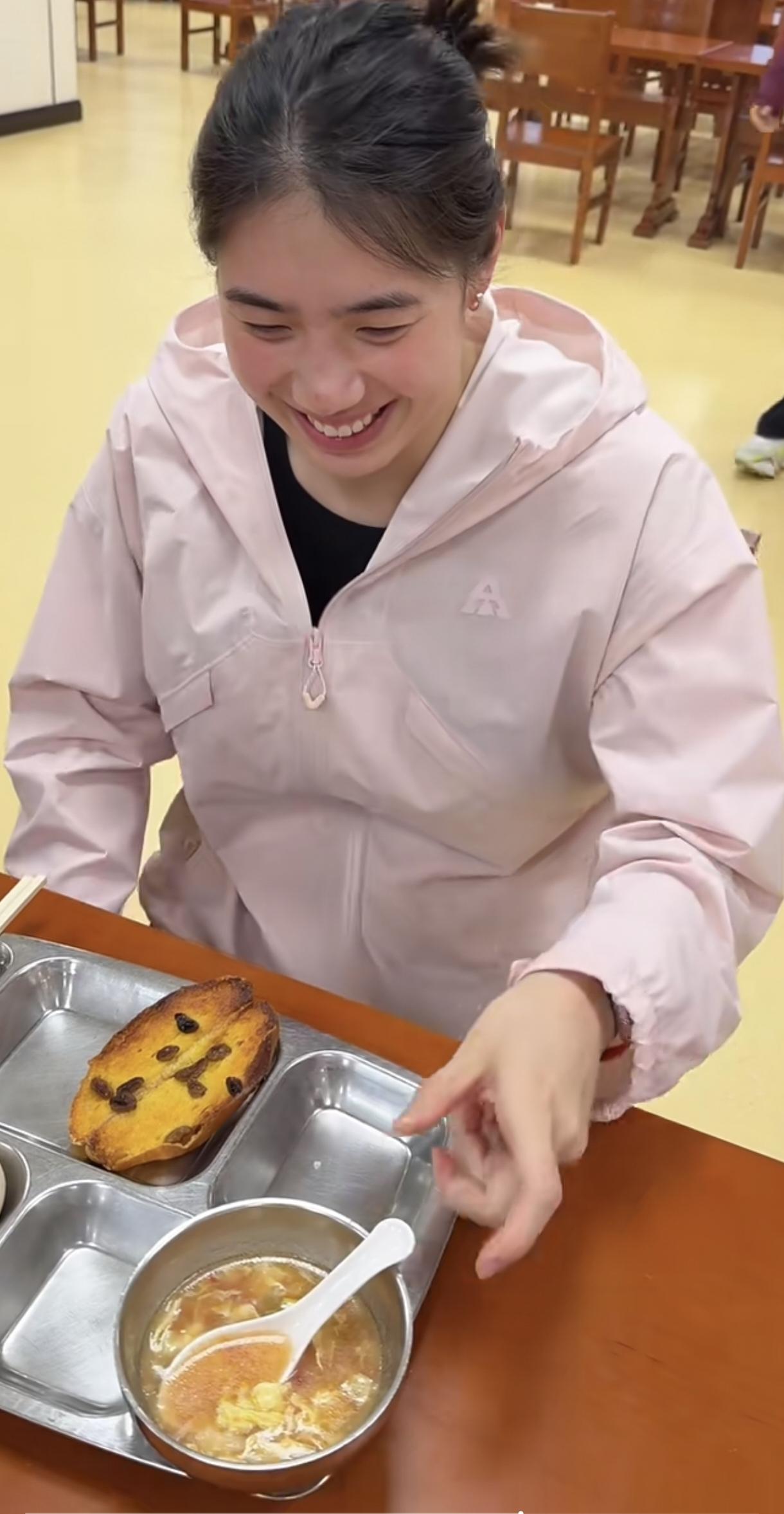 张雨霏好开心啊，被感染了，笑哈哈的姑娘给艰苦训练带来愉悦。今年要参加名古屋亚运会
