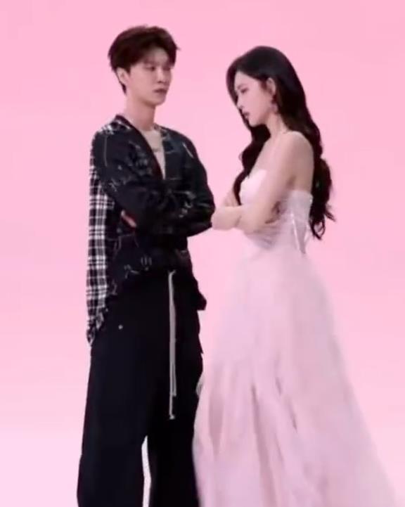 范丞丞看孟子义眼神 在《奔跑吧》第14季近期发布的宣传片中，范丞丞被捕捉到注视孟