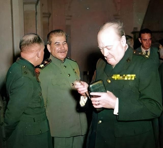 1945年， 雅尔塔会议 期间， 丘吉尔 烟瘾犯了，急忙抽出一根 雪茄 。
他故