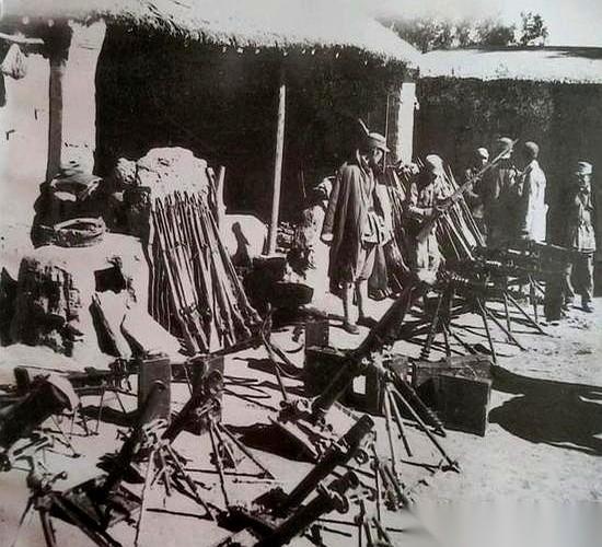 半块玉佩，一个缴获来的日本枪套。
这两样东西，是一个叫赵振山的老爷子留下的。玉佩