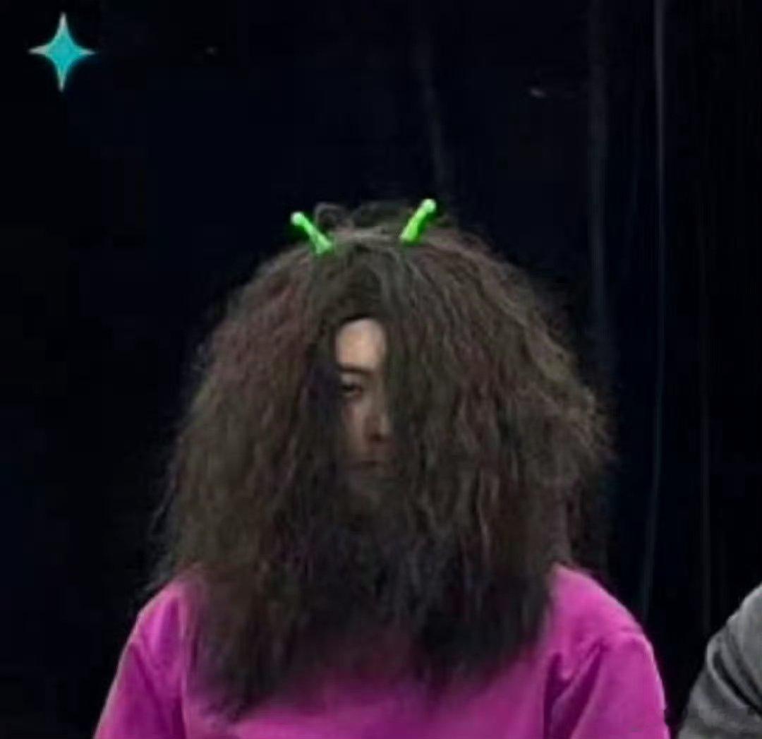 你跟我说这是王鹤棣 紫衣大波浪造型太吸睛！完全不敢认这是王鹤棣，忍不住想看看头发