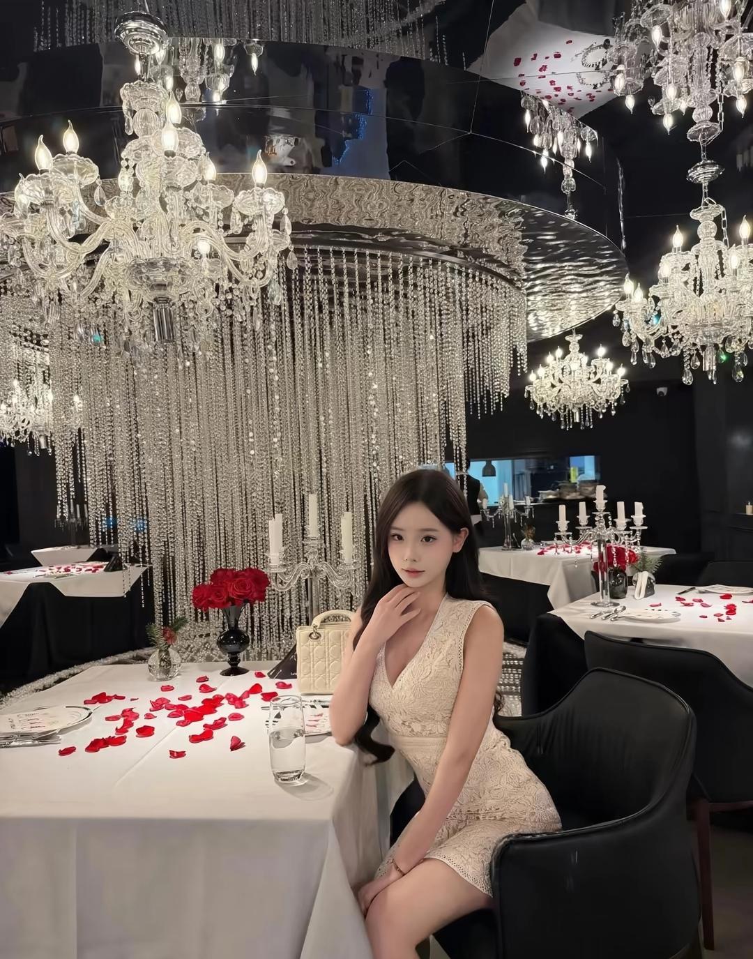 梦幻水晶吊灯下的优雅时光💃✨