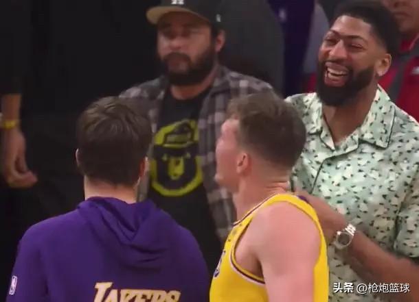 浓眉哥尴尬了

湖人120-101奇才，赛后湖媒LALMuse更新动态，晒出一组