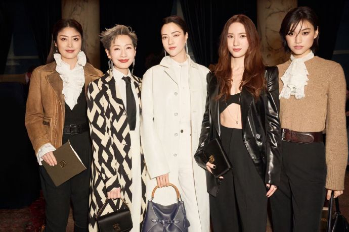 叶童陈慧琳娜然郑秀晶金度延同框 叶童、陈慧琳、娜然、郑秀晶、金度延同框看秀合照有