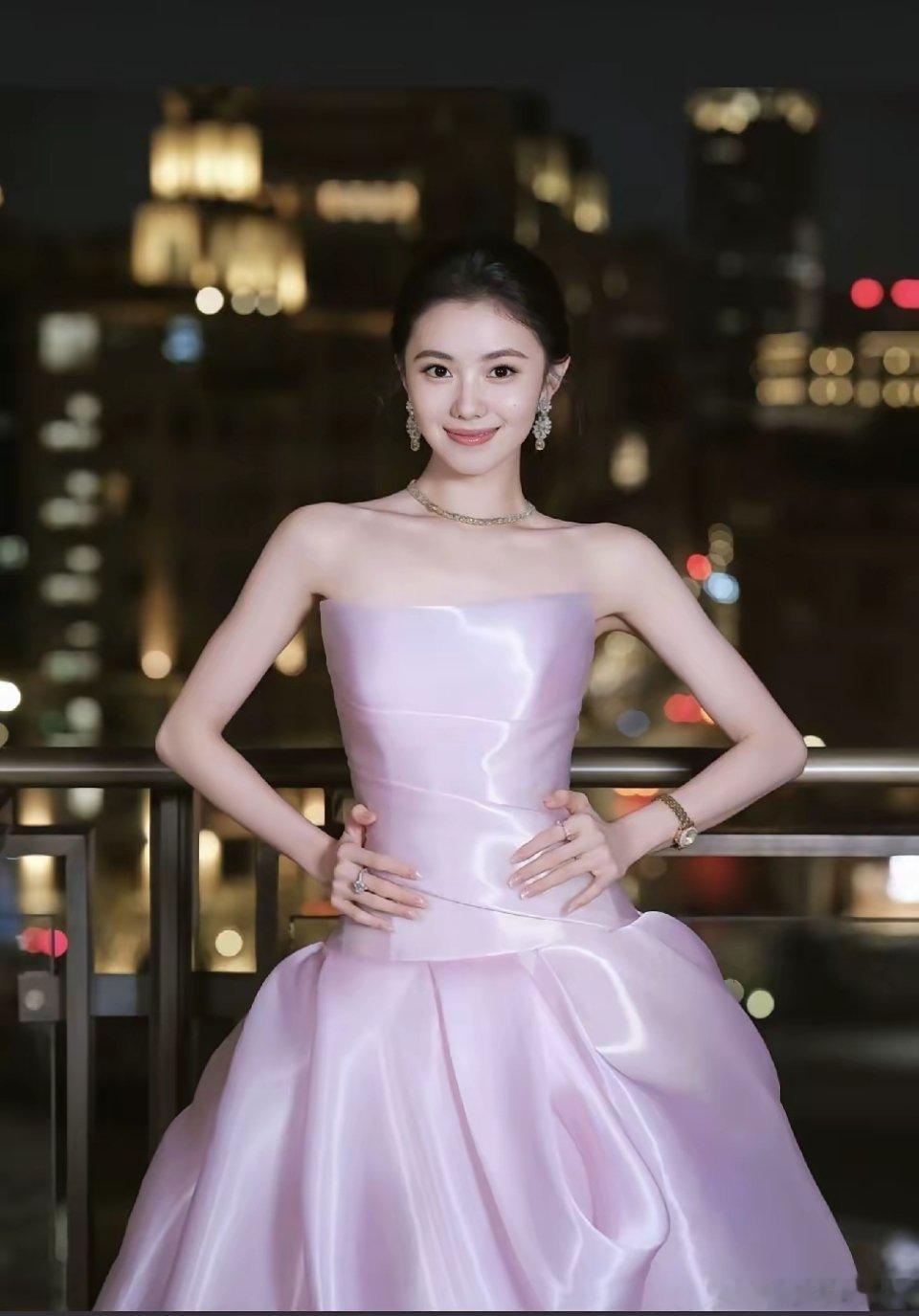 超模的气场真不是随便说说同一张合影里刘雯简约黑色抹胸长裙干净大背头优越的头身比例