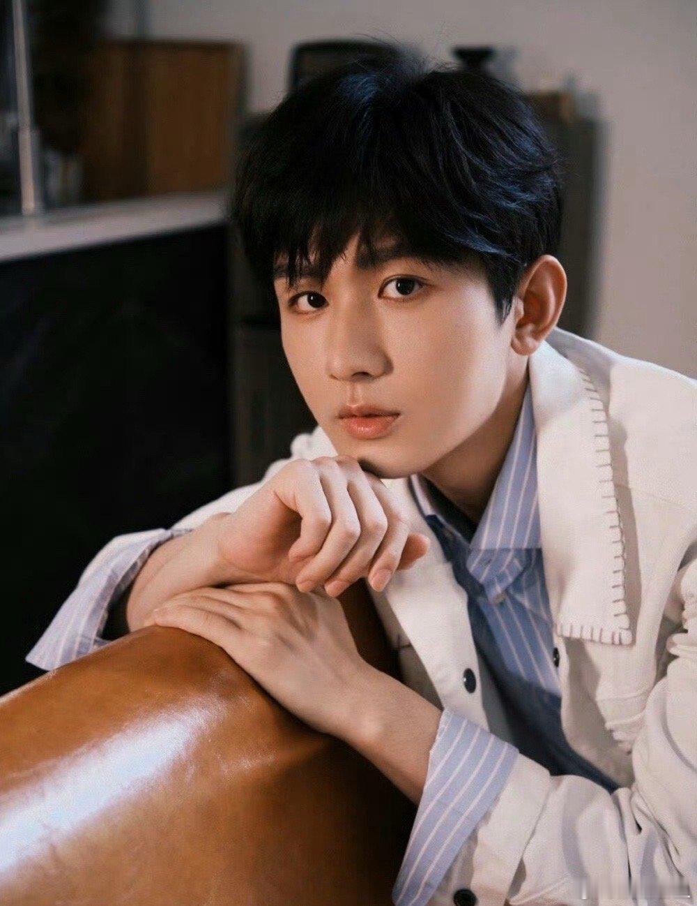 成毅和王一博一个是欢瑞一哥，一个是乐华一哥，你觉得谁的咖位更大？ ​​​