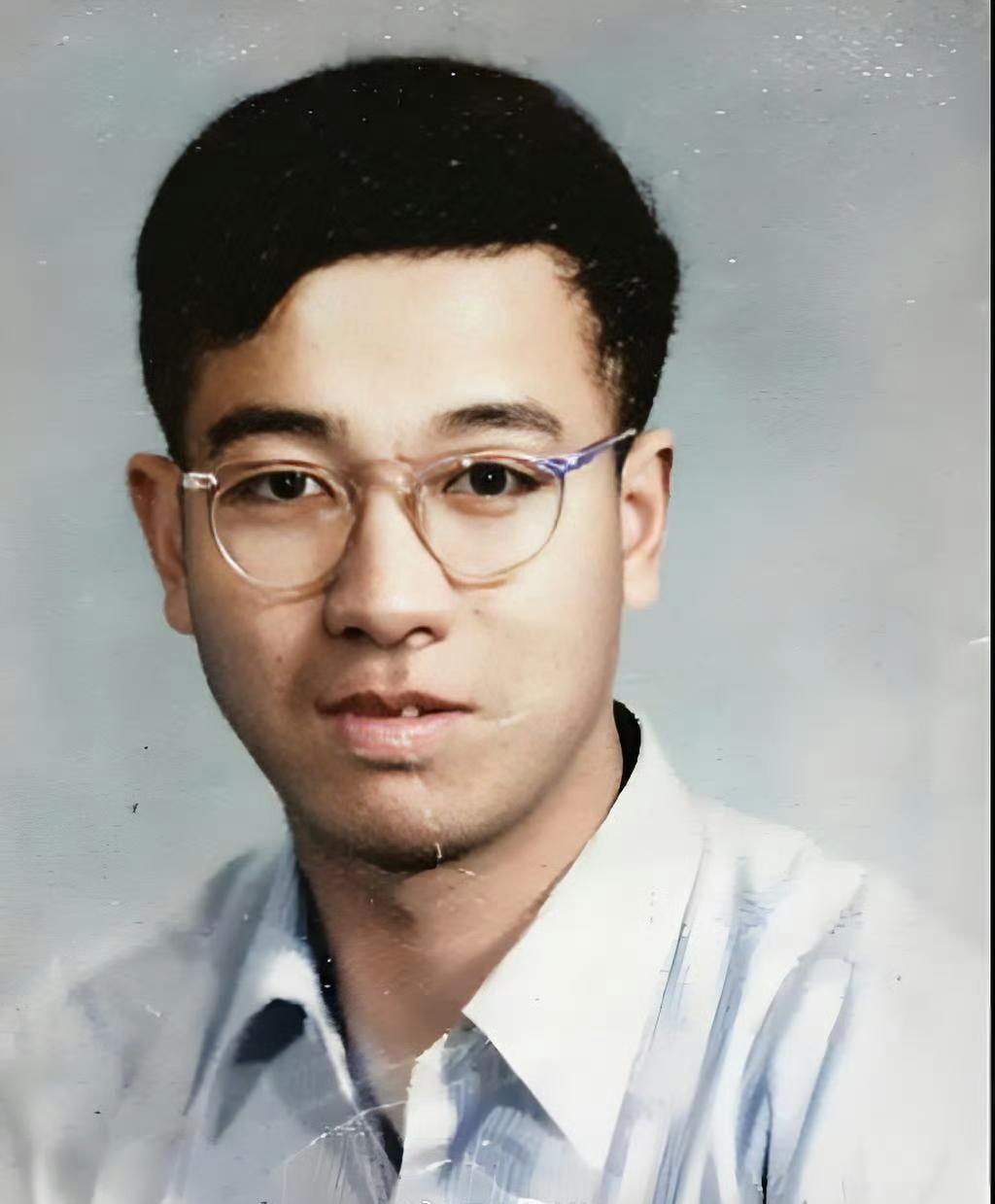 50年代，胡福明在北大新闻专业就读时，一张罕见的留影，照片中的他戴着眼镜，看起来