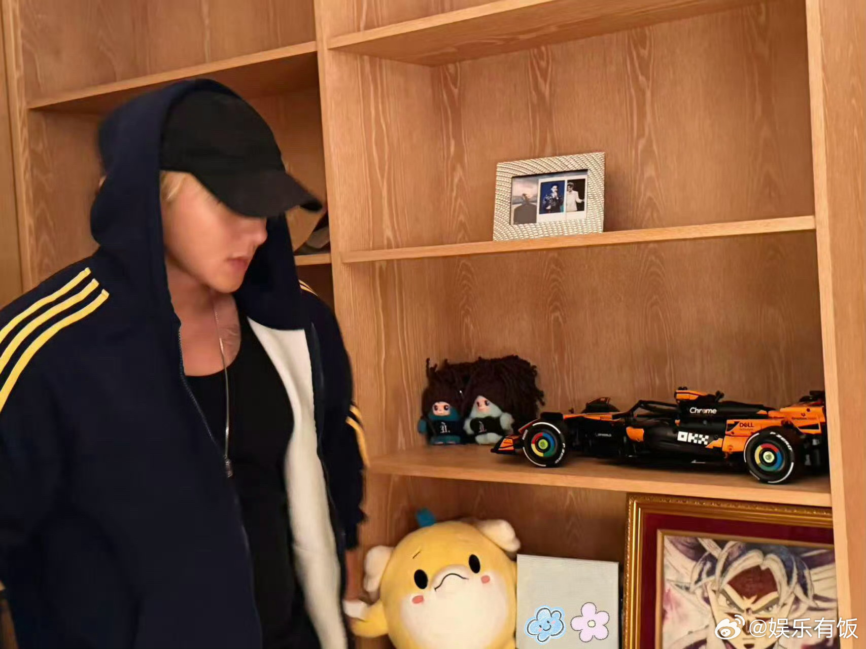 黄子韬留着粉丝七年前送的礼物 偶像和粉丝之间的双向奔赴莫过于此！粉丝陪伴了韬韬七