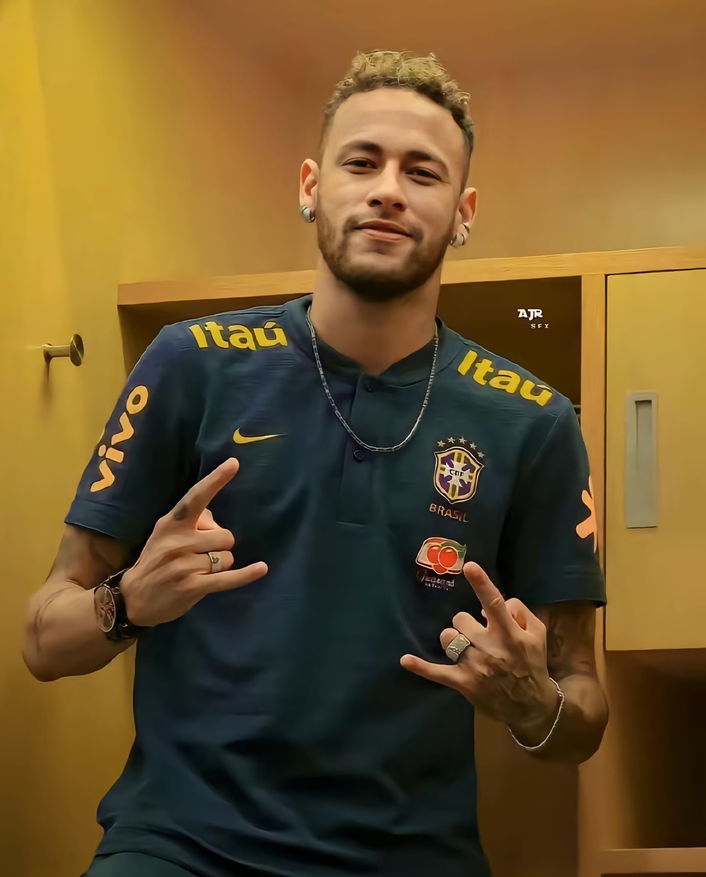 ⚽️ 训练服里的少年气，西装下的成熟感，还有那些奖杯背后的故事～ 每一面都是热爱