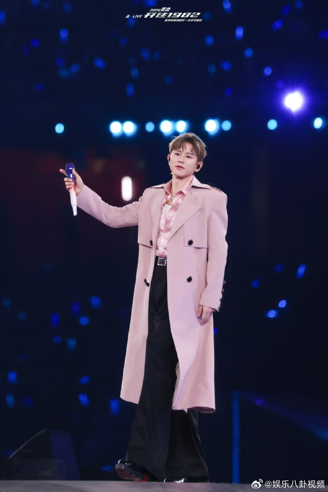 张杰从云端唱到人海就这样一步一步地从云端唱到了人海！鸟巢现场唱响《一个人的远方》