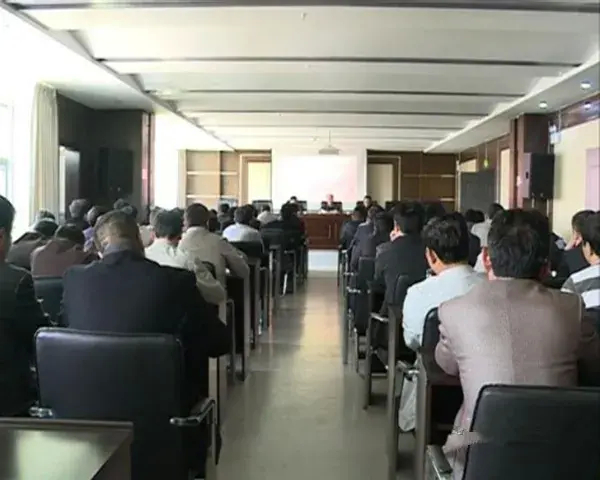 单位空降一个30岁左右的新领导，刚来就关门宣布：我是外行，我是来镀金的。镀金的大