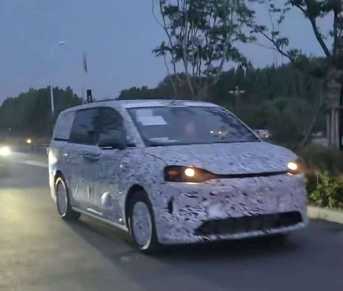智界 MPV 测试车开始上路了。整体轮廓像是传统方正的 MPV 造型，顶上有激光