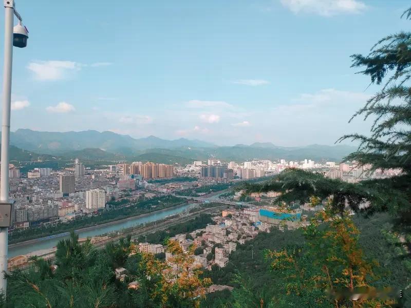 西十高铁即将通车，那个行政区受益最大？
结论：商洛市（陕西）受益最大；其次是十堰