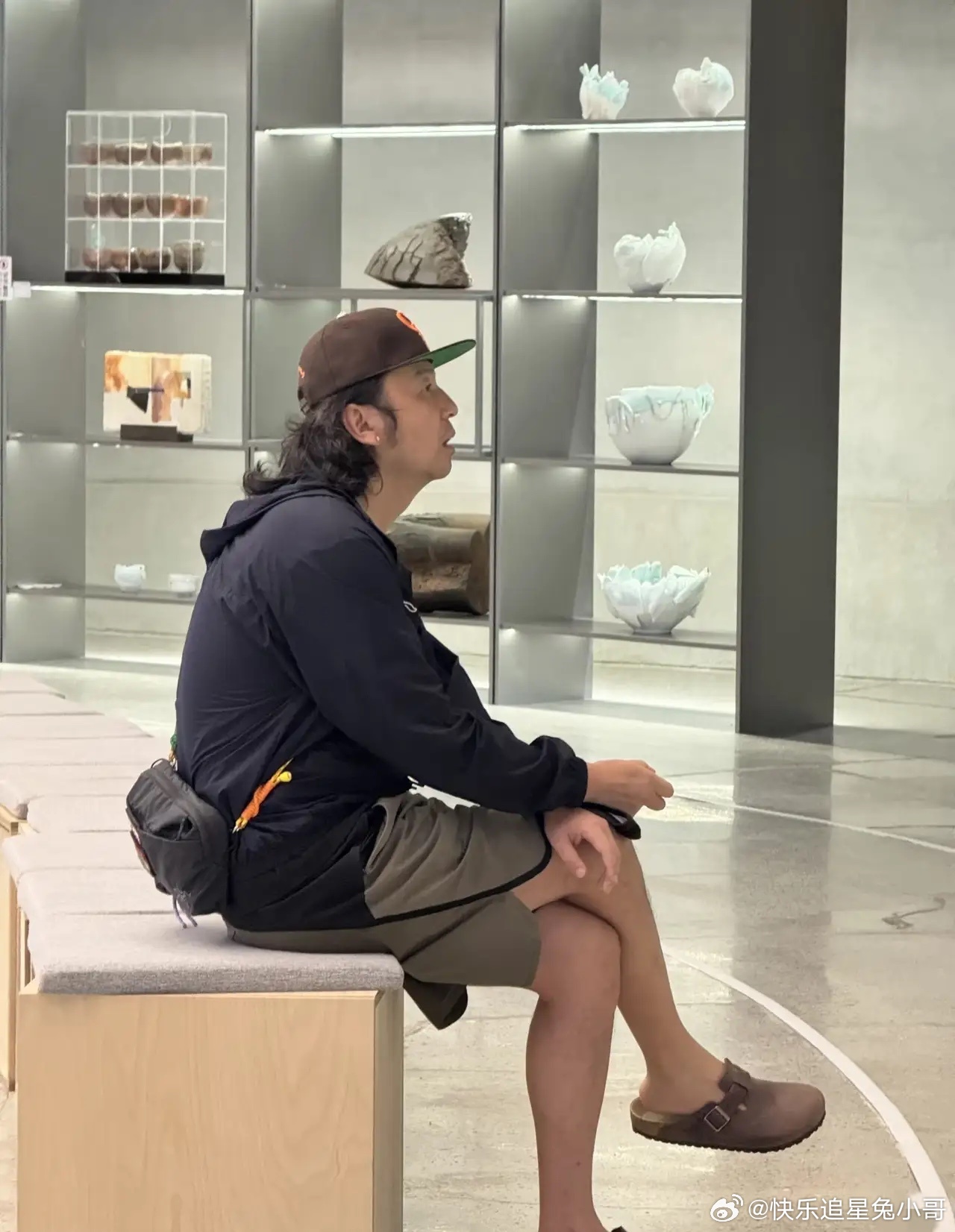 有网友在景德镇偶遇雷佳音，他一个人逛逛玩玩，很有松弛感，他现在这个造型有点“糙”