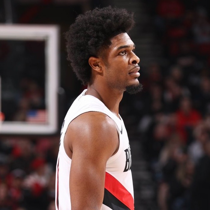 必须提的就是，亨德森复出的意义。11分5板9助13分2板6助开拓者打出赛季最佳比