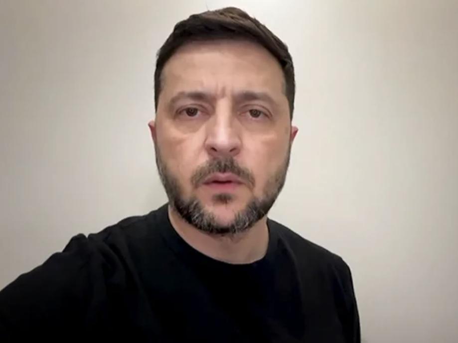 想起了本山大叔的小品《卖拐》。

不仅坑了伙夫，伙夫转头还要说声感谢。

俄乌战