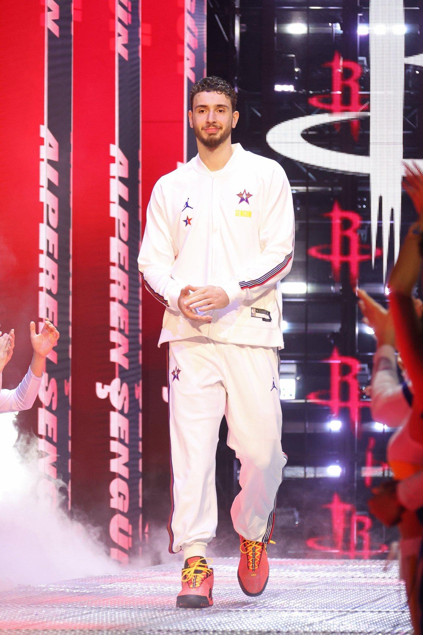 我一直也算申京的维护者，但是我觉得申京如果没有稳定中远投他是远没有他数据呈现的那