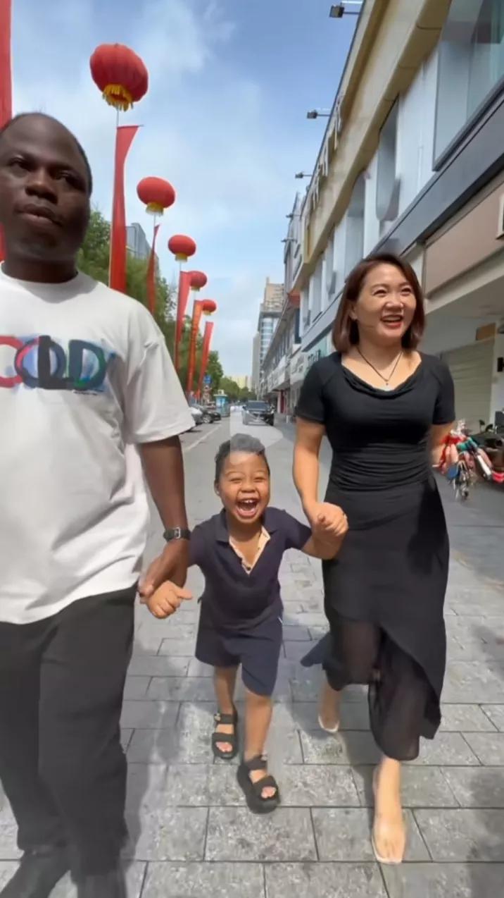 某酒店开业庆典，为了提升档次，增加排面，特意邀请了一位定居中国、娶了中国老婆的黑