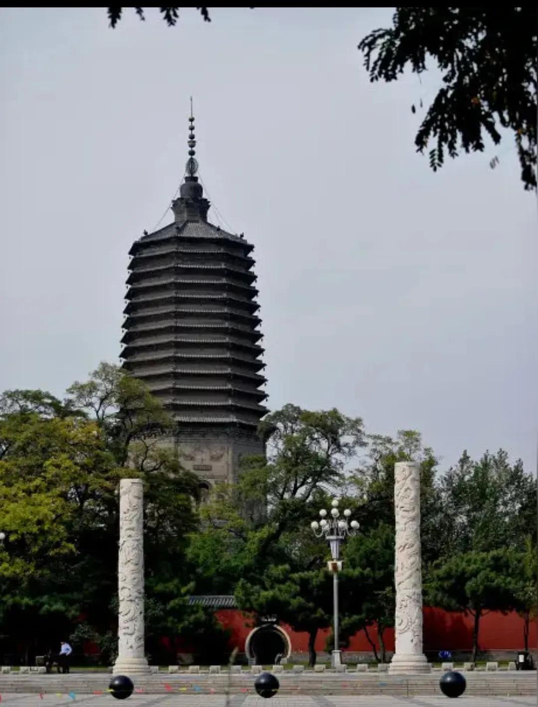 辽阳白塔建造与风华
    
       辽阳白塔始建于辽代。此后，该塔于金元