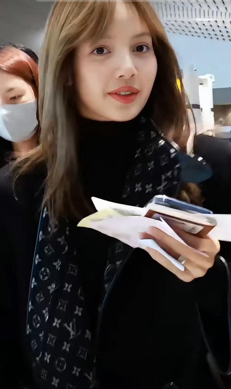 Lisa素颜机场图来看看状态 ​​​
