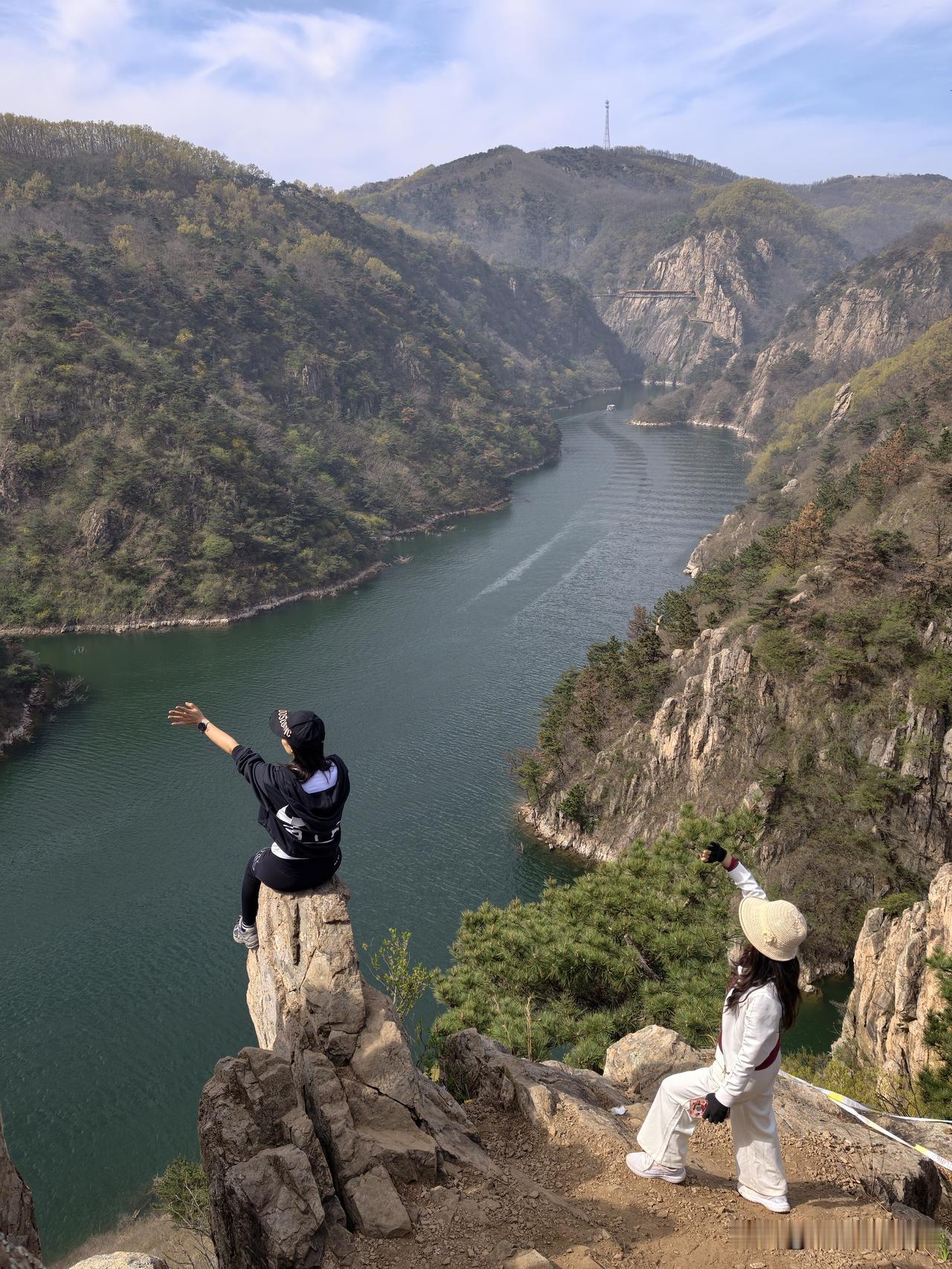龙潭湖，位于五莲九仙山龙潭大峡谷，因有黑白二龙潭而得名，又称双龙峡。湖长3.5公
