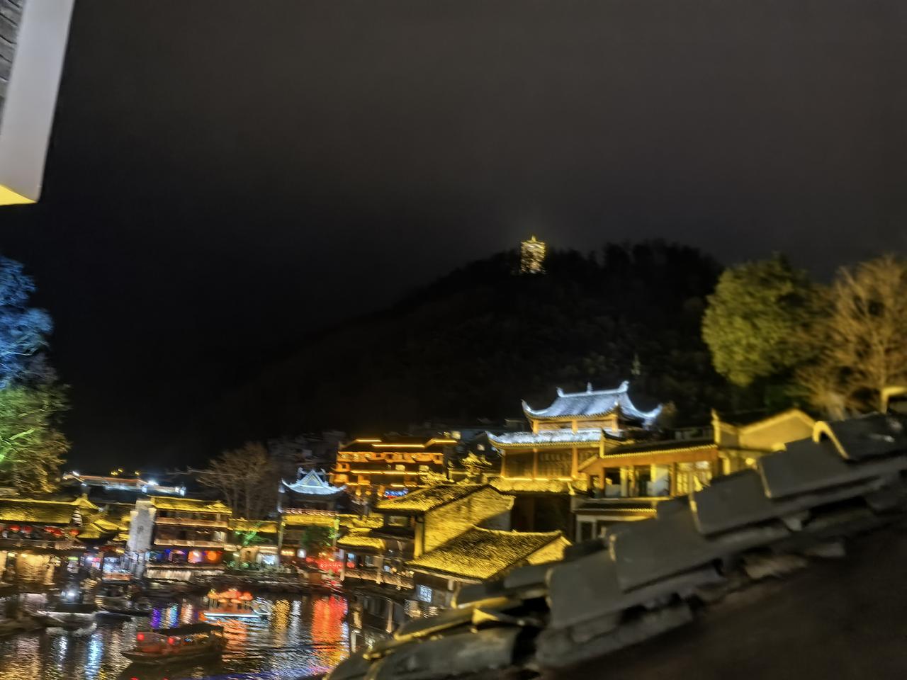 凤凰古城的也是充满诱惑和迷离的。
我去过阳朔西街。
去过了丽江古城。
它跟这两处