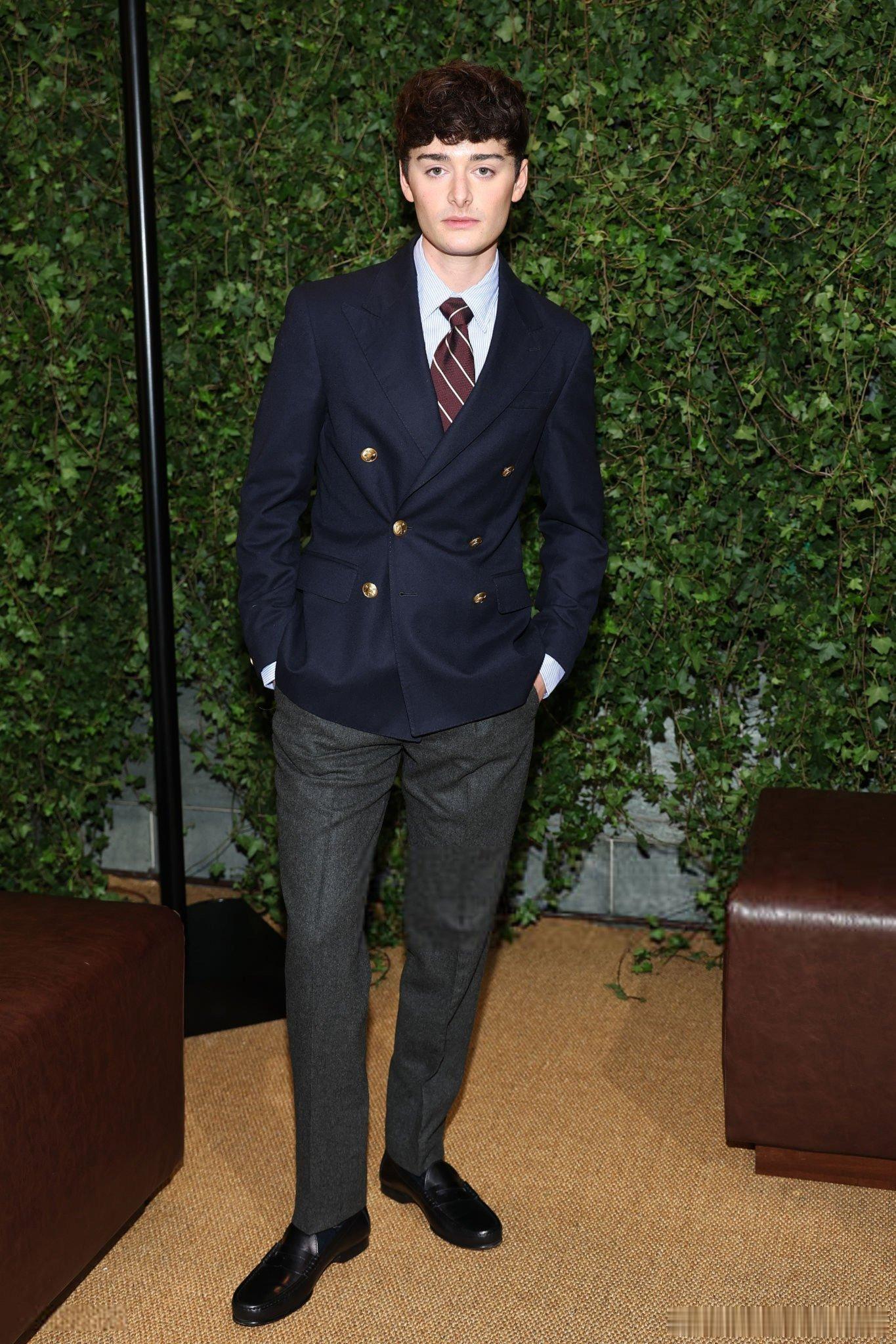 Noah也参加了米兰Ralph Lauren大秀，这套可以 怪奇物语跨年电影愿