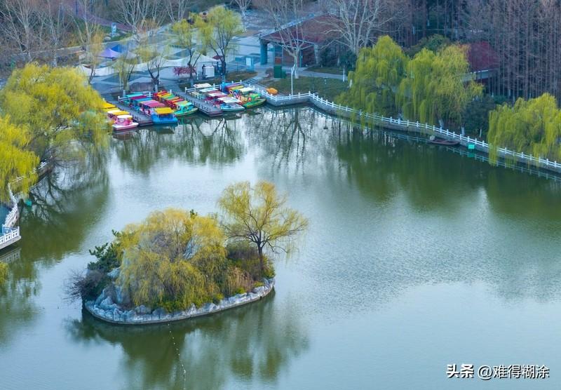 “三月春风杨柳绿”，看到这上联，瞬间就被带入了一幅春意盎然的画面。三月，那是万物