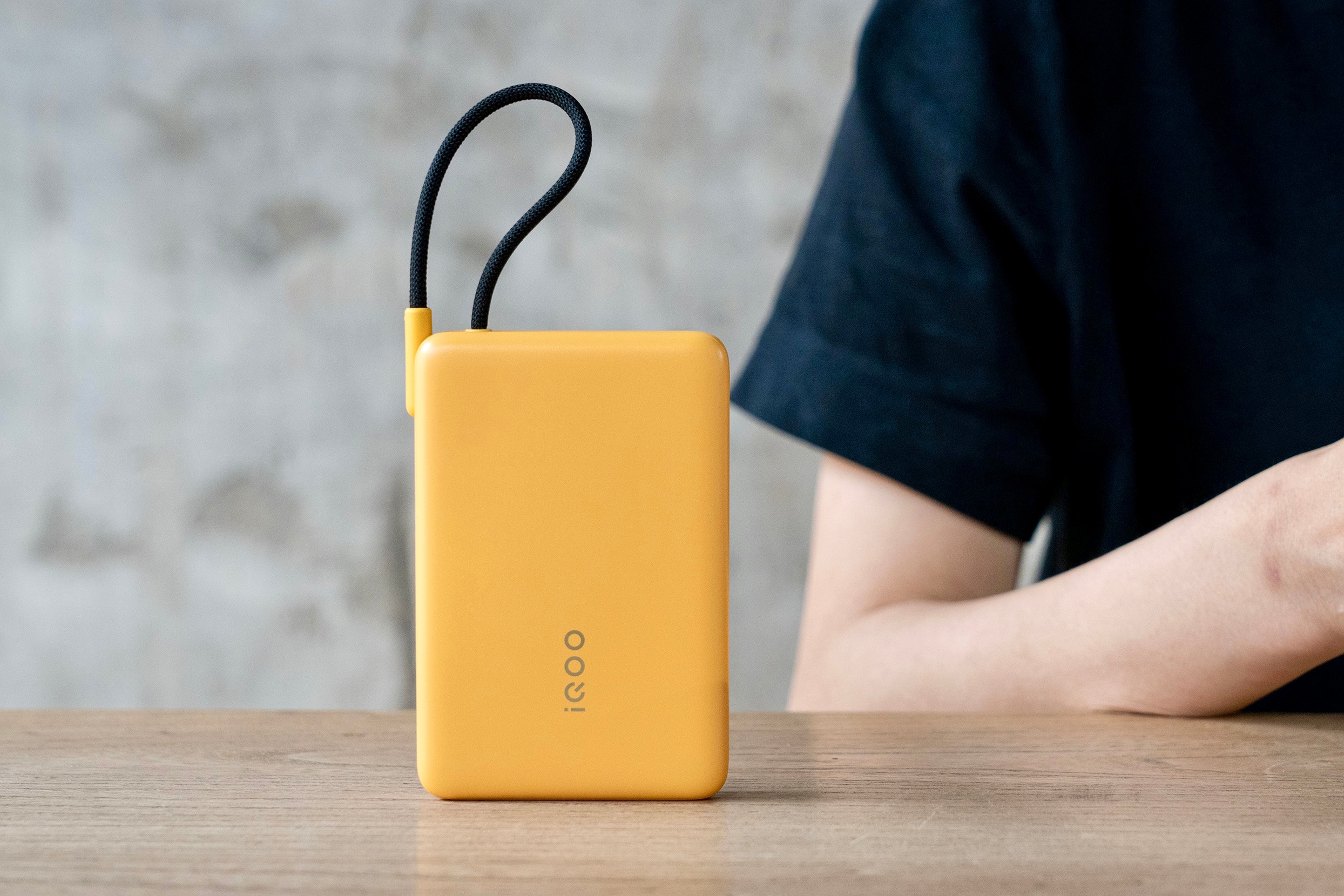 iQOO家的33W自带线充电宝，10000mAh 快充大容量，还自带了充电线，一