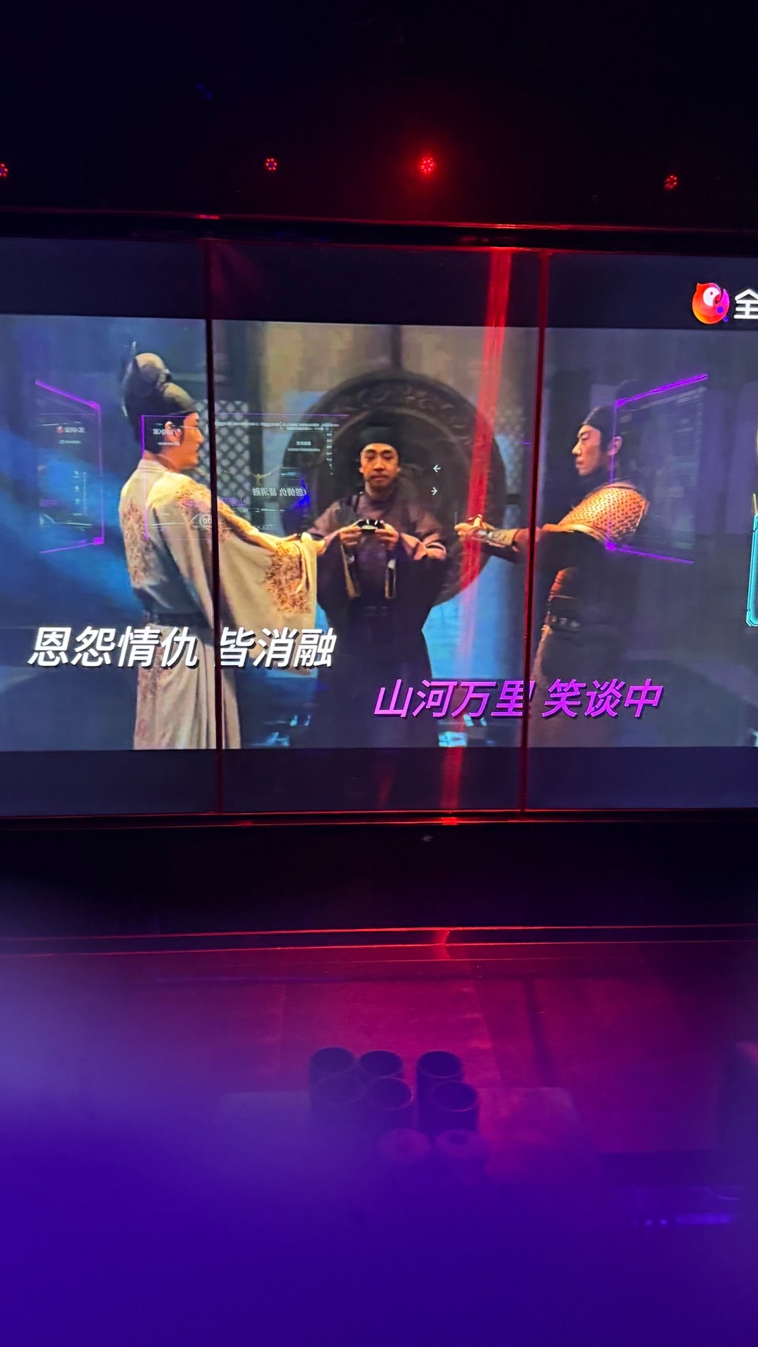 跟客户唱歌我献唱一曲敬太平 