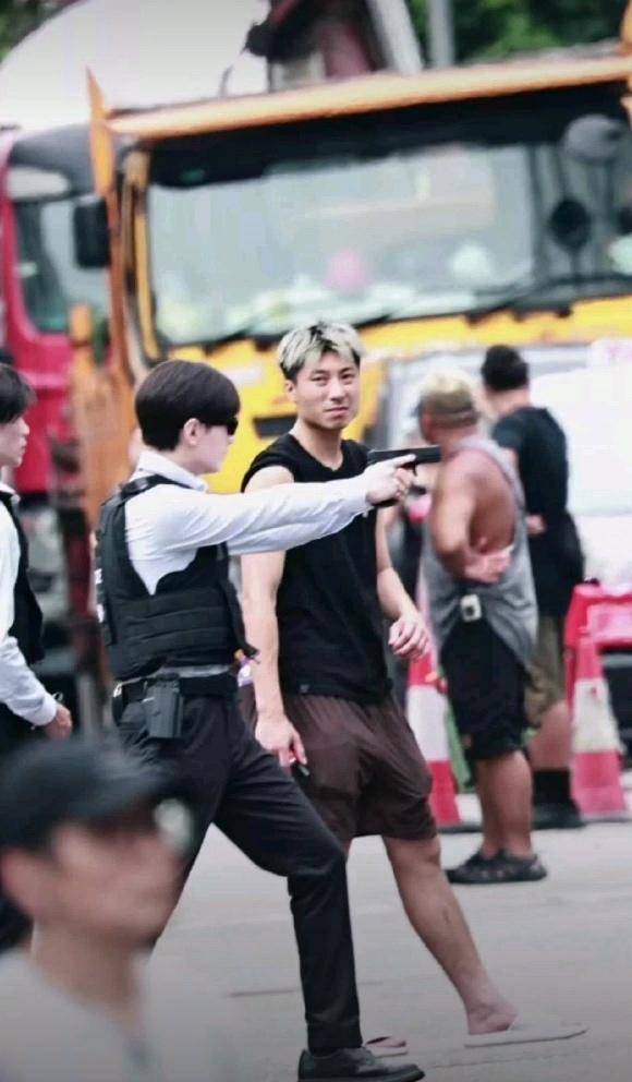 穿防弹衣的香港警警察林sir儿来了！成毅今日《狩谎》大外景路透一出，直接引爆期待