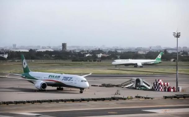 10月25日起，台湾地区的长荣航空和中华航空停止飞越巴基斯坦，多架欧洲航班被迫绕