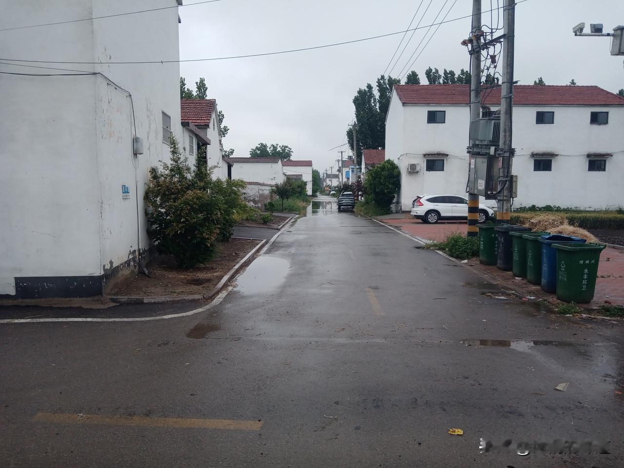 是旱是涝，就看五月初一
五月初一是雨天，连绵不断四十五
五月初一动了流，六月划船
