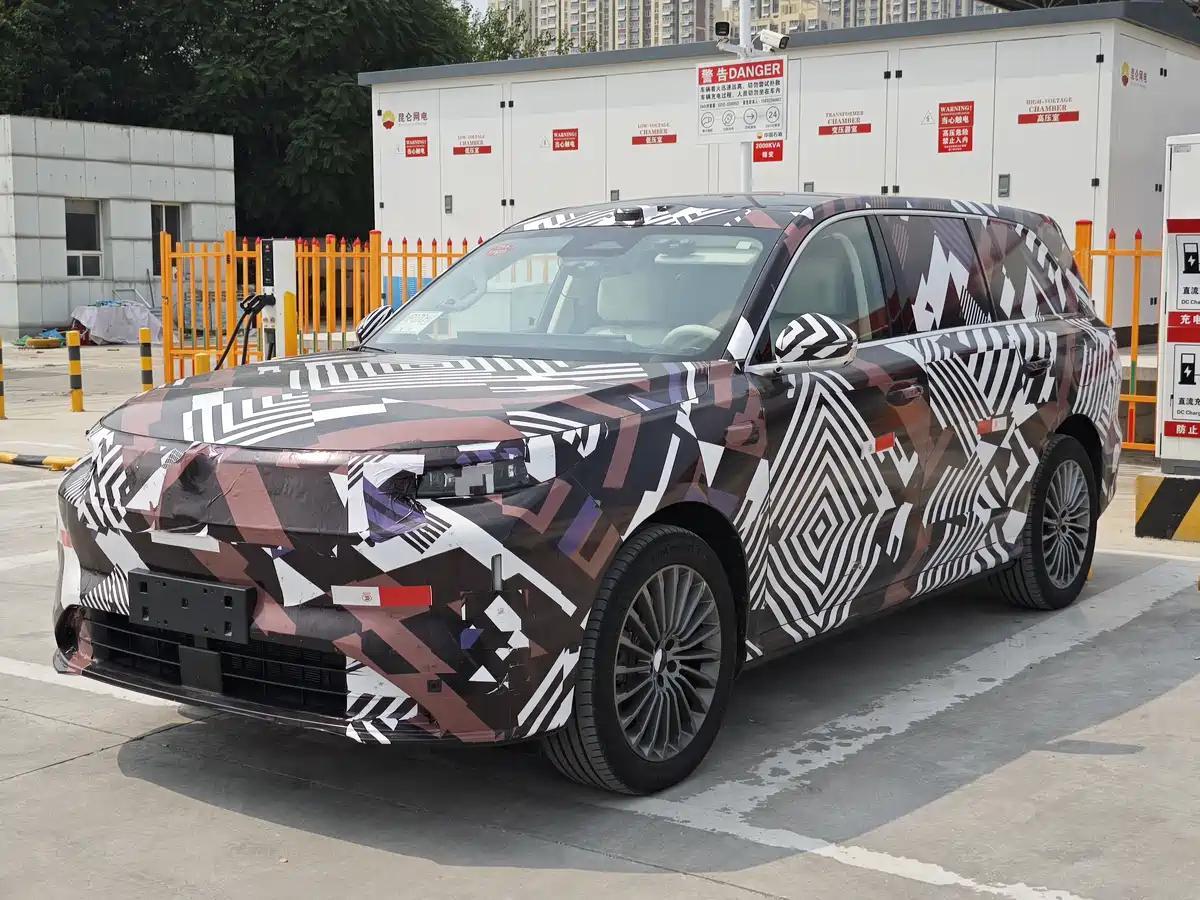看之家发了一组魏牌的大SUV，体量感真大啊。前两天去杭州路上碰见了零跑D16的测