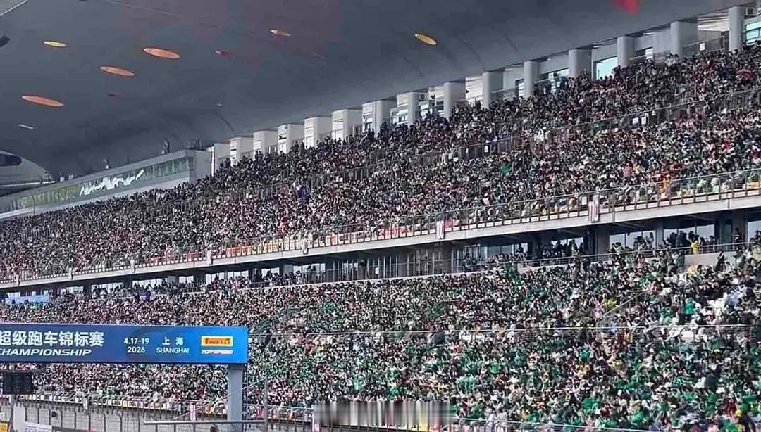 王一博赛车几万人的场子座无虚席，这还是看不到脸的赛车 